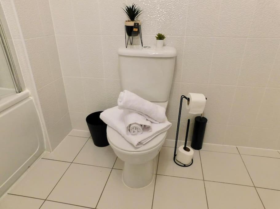 Casa de férias Amila House Manchester, Modern, Spacious, Sleeps 9 With Parking Manchester