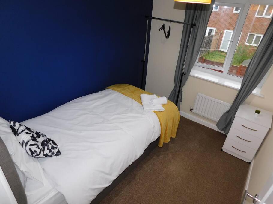 Amila House Manchester, Modern, Spacious, Sleeps 9 With Parking Casa de férias Manchester