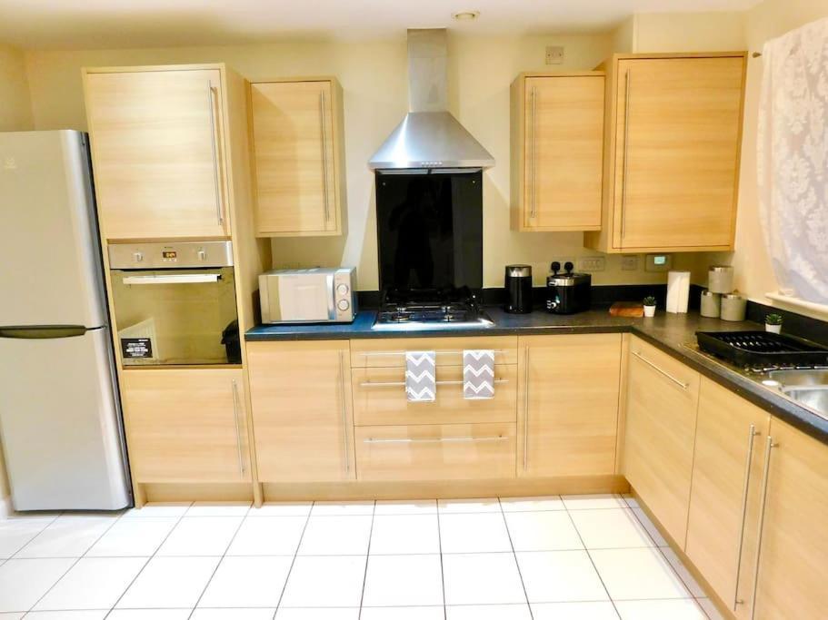 Casa de férias Amila House Manchester, Modern, Spacious, Sleeps 9 With Parking Manchester