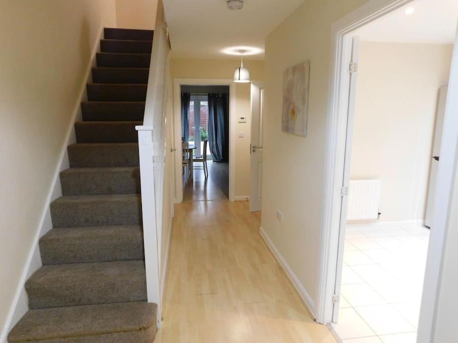 Amila House Manchester, Modern, Spacious, Sleeps 9 With Parking Casa de férias Manchester